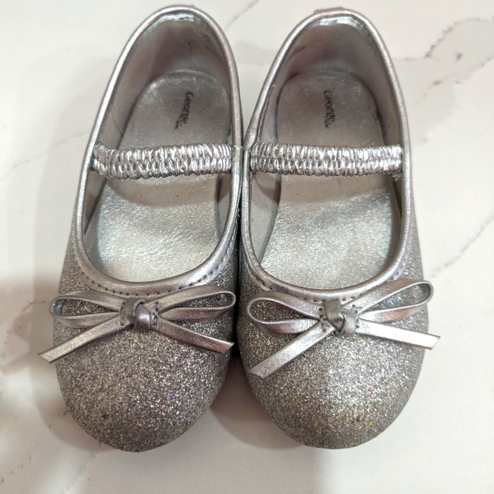 Girls silver glitter dress shoes. Excellent condition.